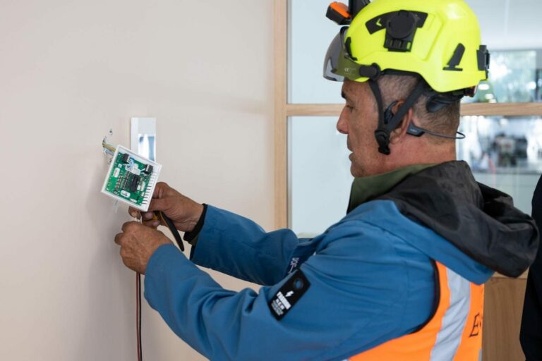 Électricien M.Y.S Enerconnect en intervention sur un tableau électrique